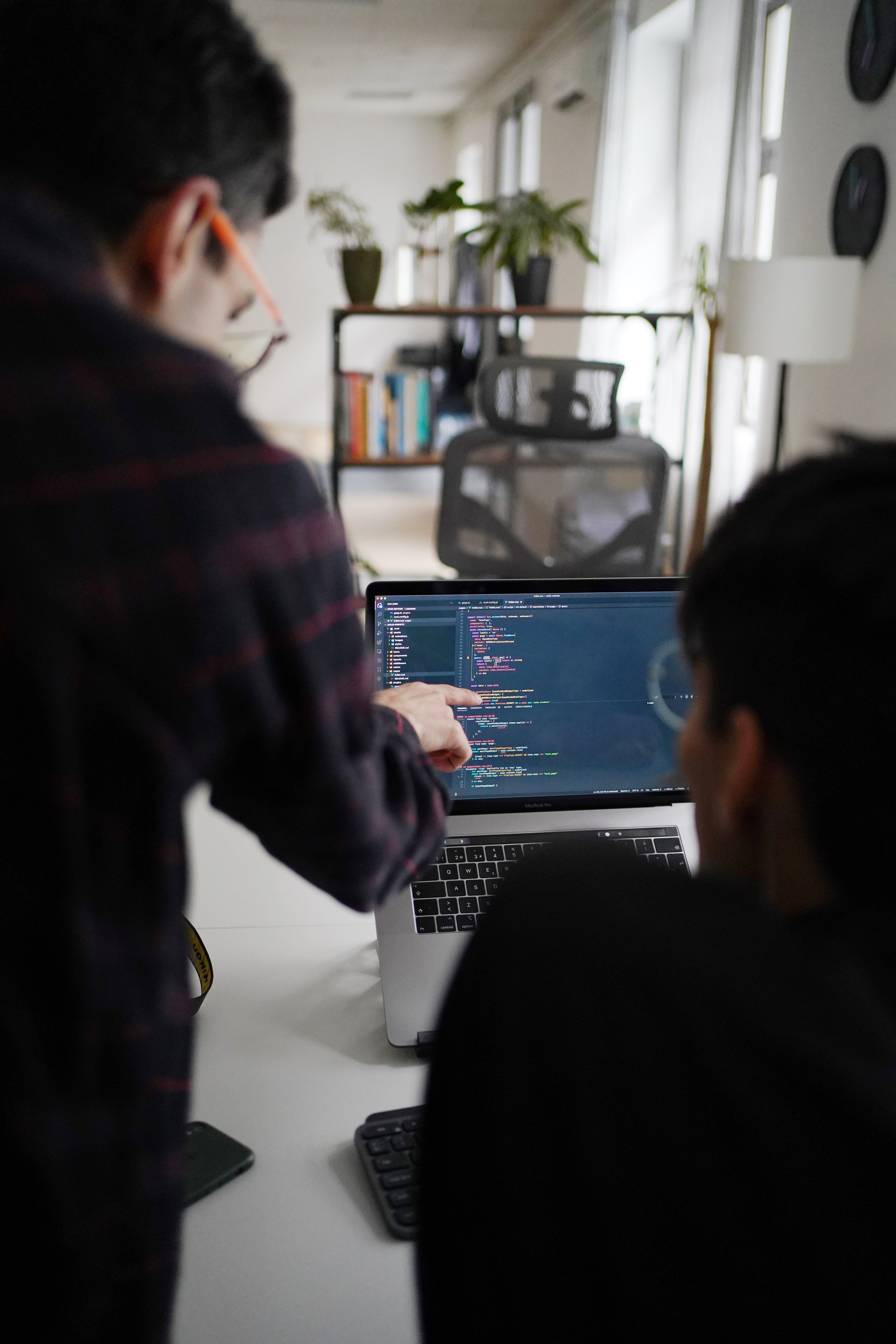 Imagen de dos personas en frente de un computador